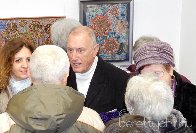 Fellobant az első gyertya lángja 30